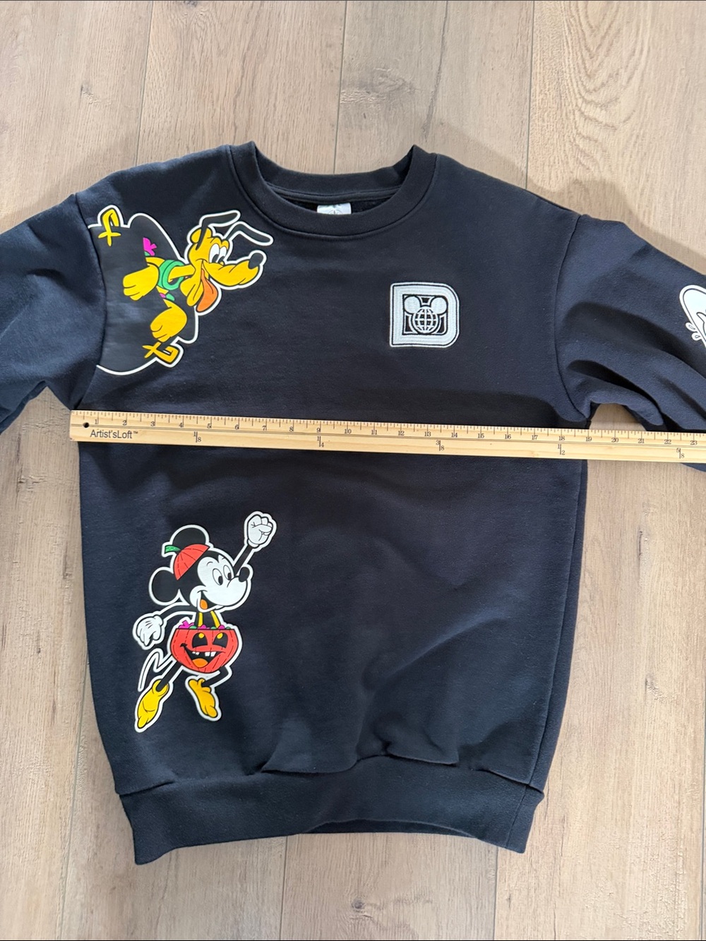 Disney Parks 2022 Halloween Trick or Treat Mickey and Friends Sweatshirt Size S - Picture 11 of 12